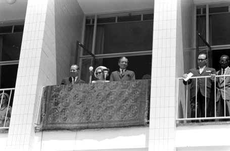 Prinses Beatrix en prins Claus op Nederlandse Antillen het paar op balkon, Bestanddeelnr 919-3900