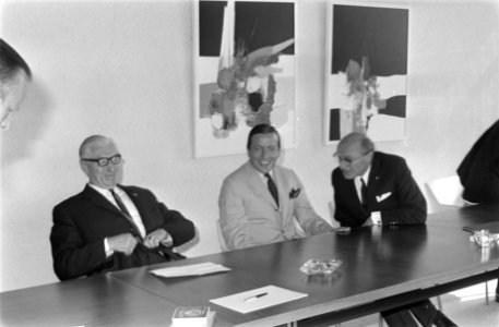 Prins Claus onthult gedenksteen pompstation Doetinchem, het Dr. Van Heek Pompsta, Bestanddeelnr 922-8196