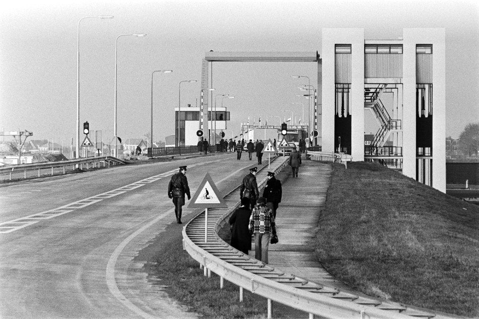 Prins Claus opent nieuwe wegverbinding over dijk Enkhuizen naar Lelystad bijeen, Bestanddeelnr 928-9381