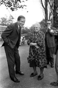 Prins Claus op werkbezoek in Twente Prins Claus met oma Roerink op de boerderij, Bestanddeelnr 921-8050