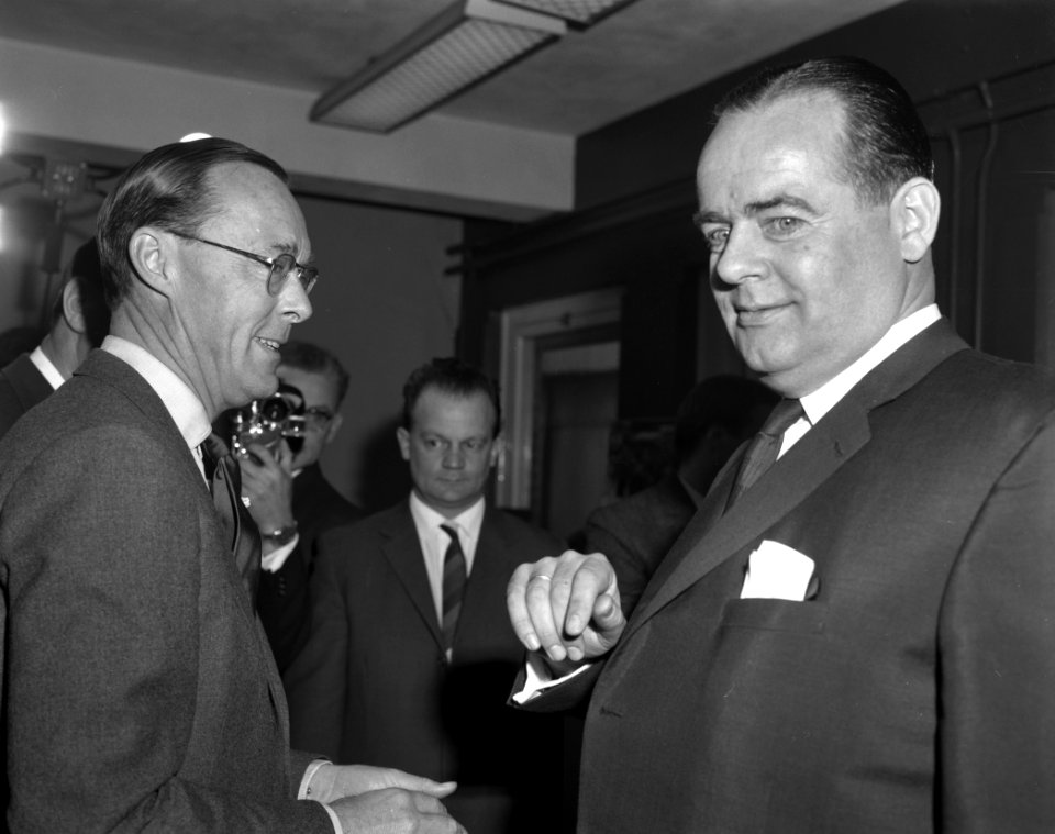 Prins Bernhard bezoekt Filmmaatschappij Geesink. Rondleiding, Bestanddeelnr 913-4865