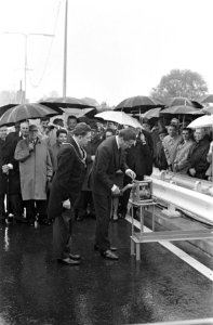 Prins Claus opende John F. Kennedy brug te Maastricht. Prins Claus , burgemeeste, Bestanddeelnr 921-3252