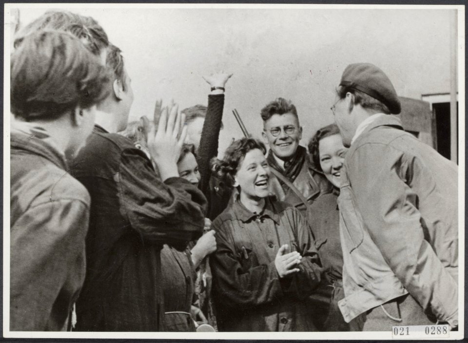 Prins Bernhard bij de bevrijding van kamp Westerbork, Bestanddeelnr 021-0288