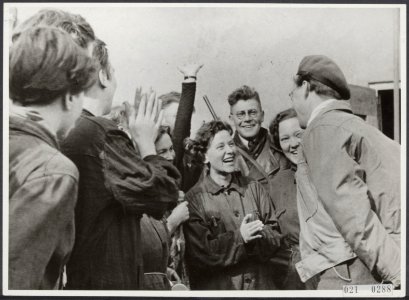 Prins Bernhard bij de bevrijding van kamp Westerbork, Bestanddeelnr 021-0288