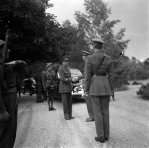 Prins Bernhard reikt het Grootkruis in de Orde van Oranje-Nassau met de Zwaarden, Bestanddeelnr 900-5499