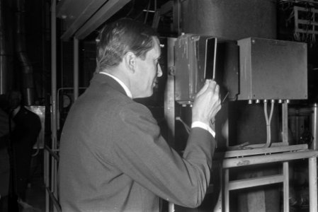 Prins Claus opende Centrale 2 te Velsen, prins Claus kijkt door glaasje naar het, Bestanddeelnr 920-3447