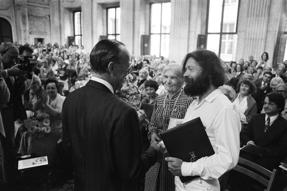 Prins Bernhard reikt Erasmusprijzen uit, Bestanddeelnr 929-7549