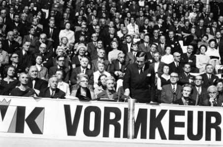 Prins Claus opent Ahoy Sportcomplex , Rotterdam Prins Claus drukt op knop, Bestanddeelnr 924-1774