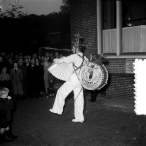 Prins Bernhard bezoekt paardenmarkt Zuidlaren paardenmaker, Bestanddeelnr 906-0708