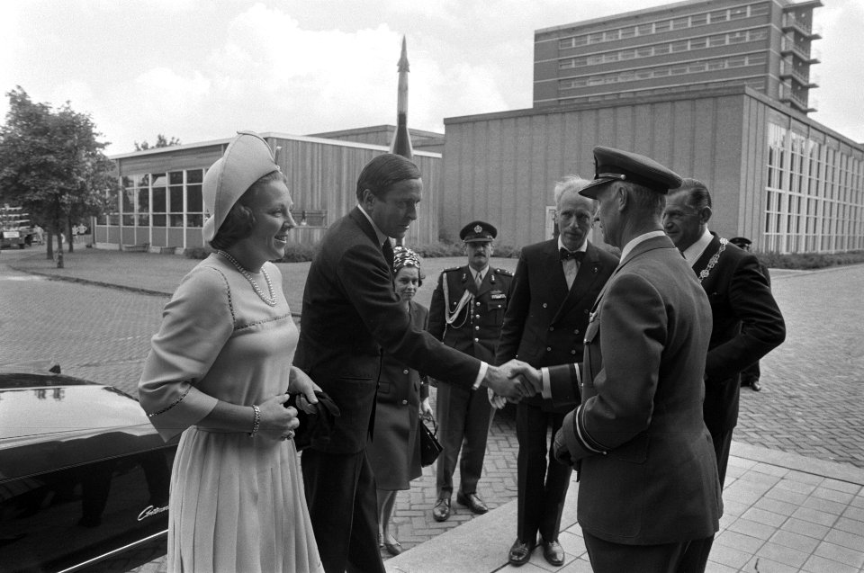Prinses Beatrix en prins Claus worden bij aankomst begroet, Bestanddeelnr 924-6554