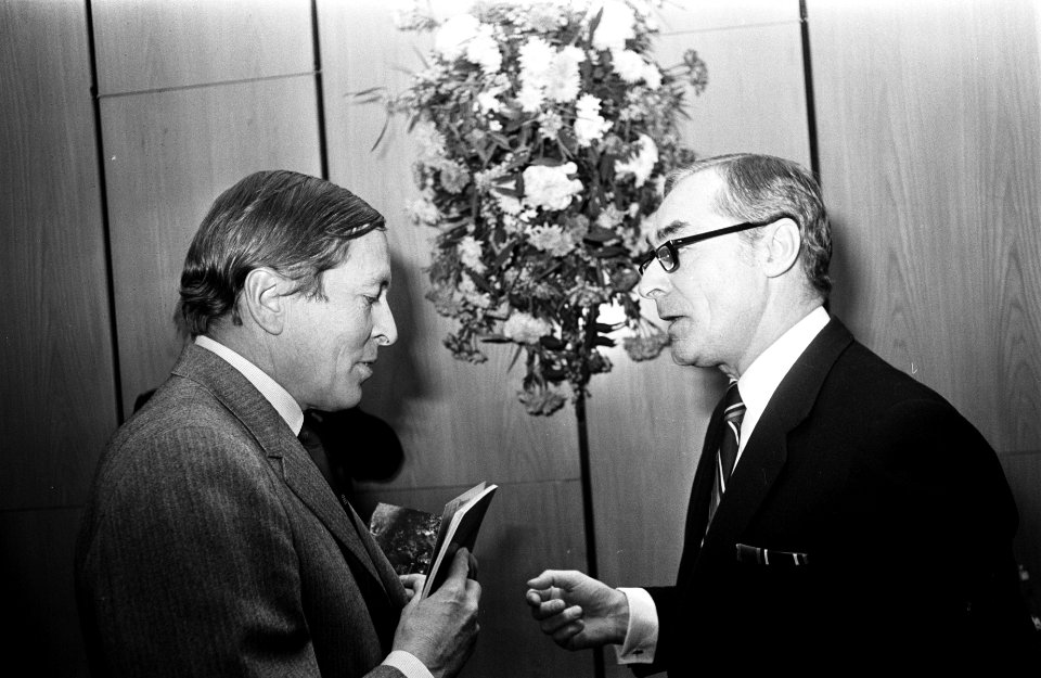 Prins Claus ontvangt boekje van het Nationaal Comite Monumentenjaar 75 mr. J.P, Bestanddeelnr 927-6487