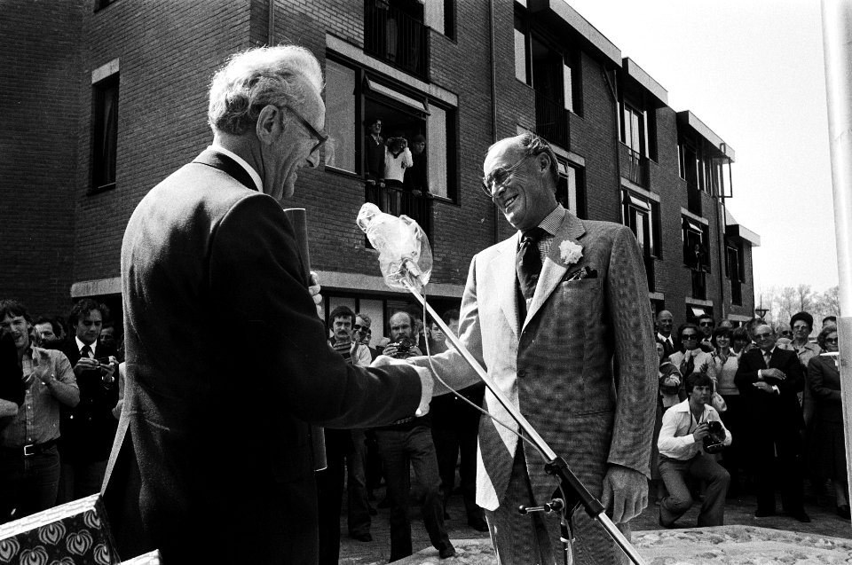 Prins Bernhard bij de toespraken, Bestanddeelnr 930-2605
