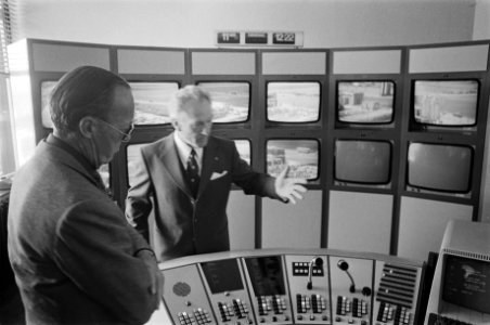 Prins Bernhard bezoekt NAM, groninger gasveld (en booreiland), Prins Bernhard in, Bestanddeelnr 928-5724