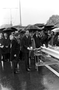 Prins Claus opende John F. Kennedy brug te Maastricht. De prins draait via een l, Bestanddeelnr 921-3247