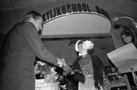 Prins Claus opende school voor Pluimvee- en Varkenshouderij te Barneveld, Bestanddeelnr 921-8316