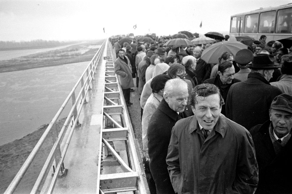 Prins Claus opent nieuwe E-8 weg (Hoevelaken - Holten), Claus in stromende regen, Bestanddeelnr 926-0426