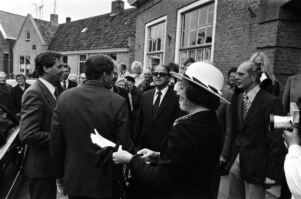 Prinses Beatrix en Prins Claus bezoeken Schouwen Duiveland aankomst (binnen), Bestanddeelnr 929-7114