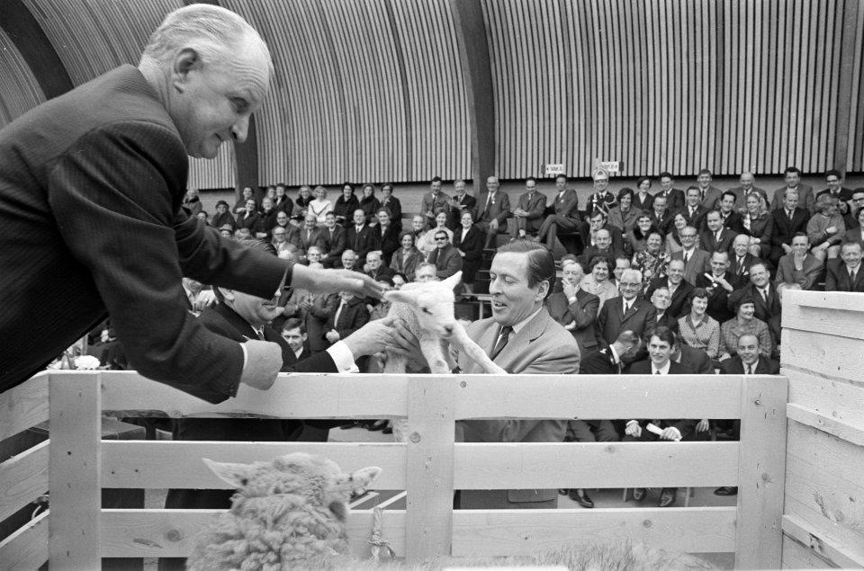 Prins Claus opende de sport- en cultuurcentrum De Jager bij Andel, Giessen, Rij, Bestanddeelnr 923-3251