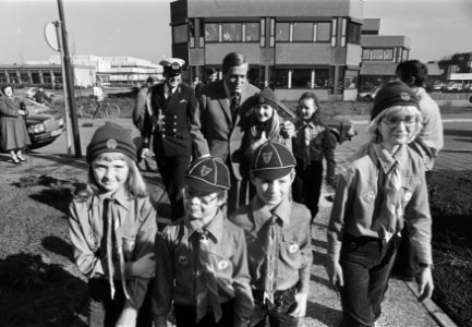 Prins Claus heeft in Leusden een werkbezoek gebracht aan Scouting Nederland, Prins Claus werd binnengeleid door padvinders, Bestanddeelnr 931-3988
