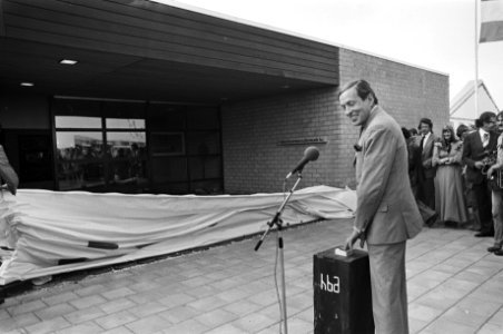 Prins Claus opent nieuwe studio Holland Business Audiovisuals BV in Lelyst, Bestanddeelnr 928-6147
