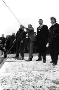 Prins Claus opent in Alkmaar de Huiswaarderbrug en slaat eerste paal in plan Hui, Bestanddeelnr 927-6531