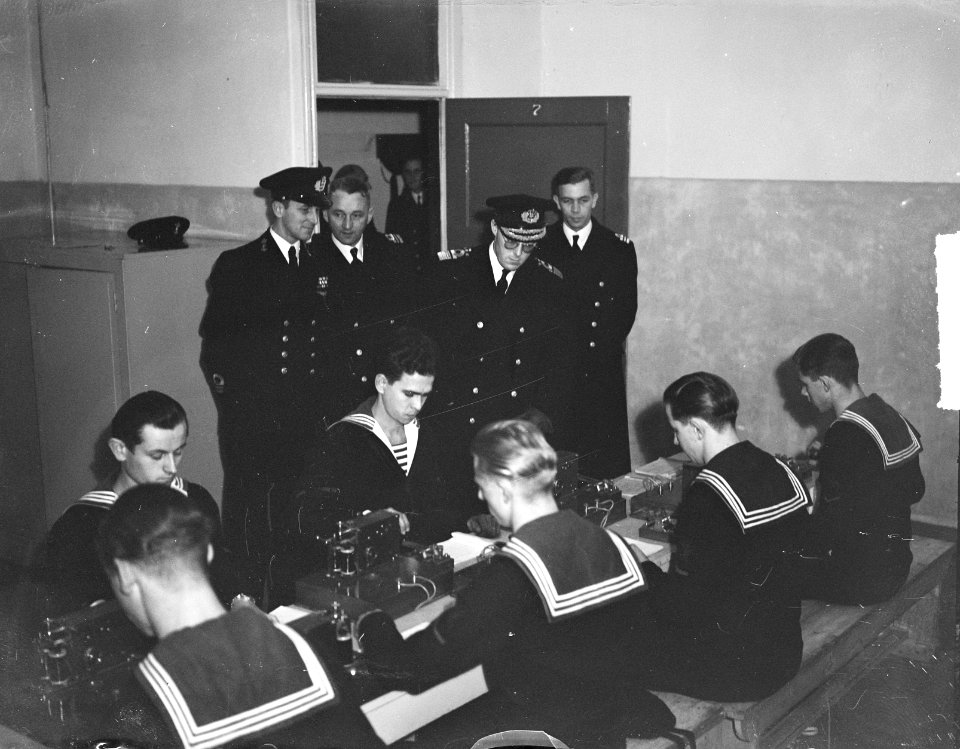 Prins Bernhard bezoekt verbindingsschool Kattenburg, Bestanddeelnr 903-1030
