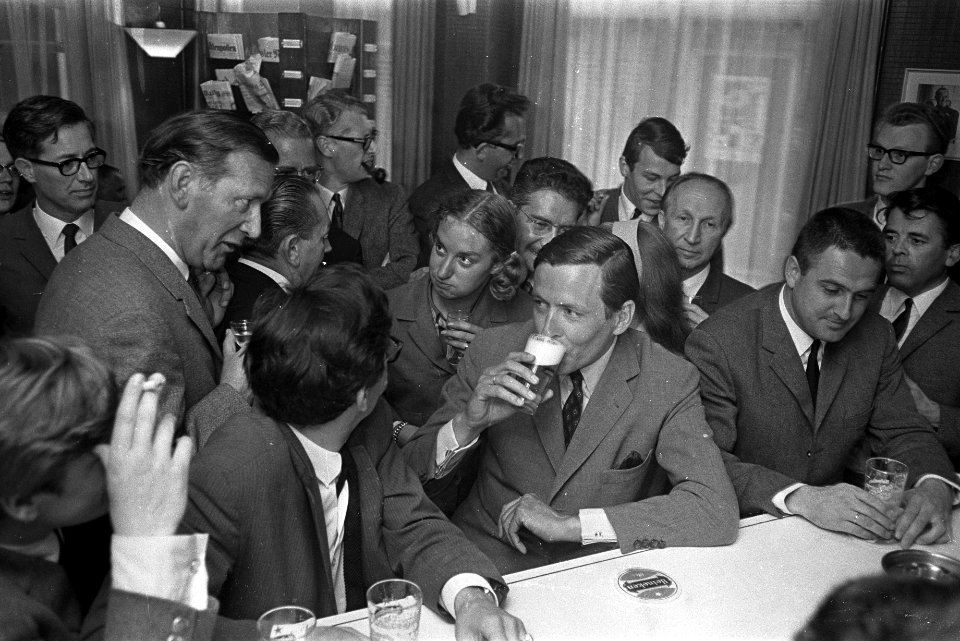 Prins Claus in Nieuwspoort, de prins drinkt een pilsje, Bestanddeelnr 920-3653