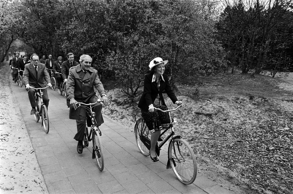 Prinses Beatrix en Prins Claus bezoeken Schouwen Duiveland gezelschap op de fi, Bestanddeelnr 929-7112