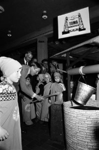 Prins Claus met kinderen bij een waterput, Bestanddeelnr 929-1434