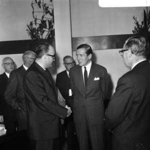Prins Claus in gesprek met Minister van Volkshuisvesting en Ruimtelijke Ordenin…, Bestanddeelnr 919-6748