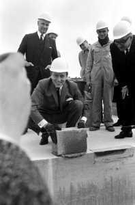 Prins Claus legt eerste steen voor nieuwe expositiegebouw Koninklijke Nederlands, Bestanddeelnr 920-1460