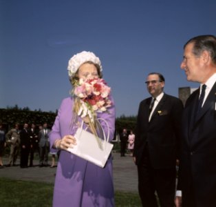 Prinses Beatrix en Prins Claus bezoeken woonrood voor Ernstige Oorlogsinvaliden , Bestanddeelnr 254-8111