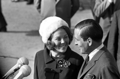 Prinses Beatrix en prins Claus terug van huwelijksreis prinses Beatrix en prins , Bestanddeelnr 919-0903