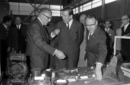 Prins Claus opende Centrale 2 te Velsen, links ir. J. den Basterd , rechts prins, Bestanddeelnr 920-3446