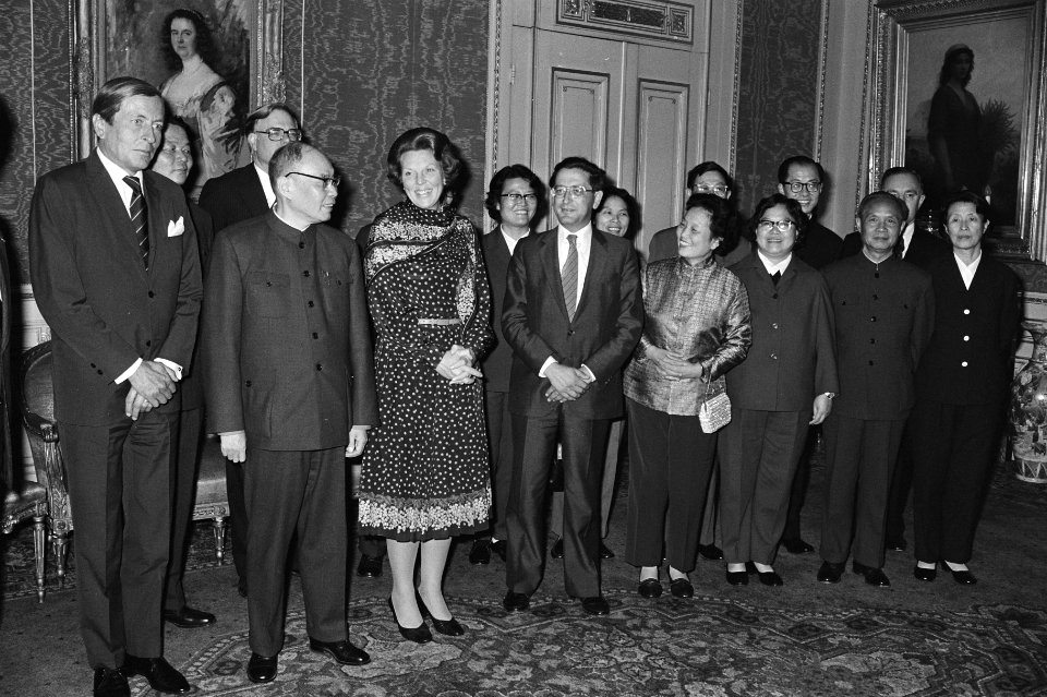 Prinses Beatrix en prins Claus poseren met de voltallige delegatie, Bestanddeelnr 930-4575