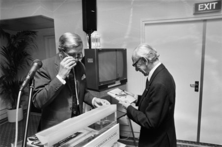 Prins Claus i.g.m. Jan Blokker en Harry Mulisch tijdens overhandiging Holland-fe, Bestanddeelnr 933-9719