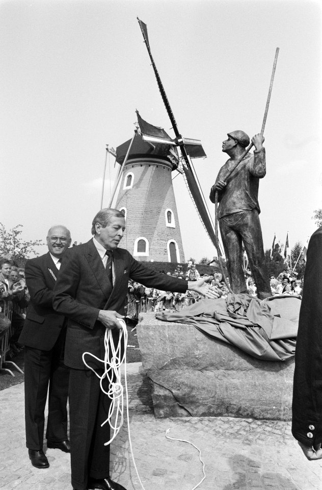 Prins Claus onthult het Nationaal monument, Bestanddeelnr 934-4522