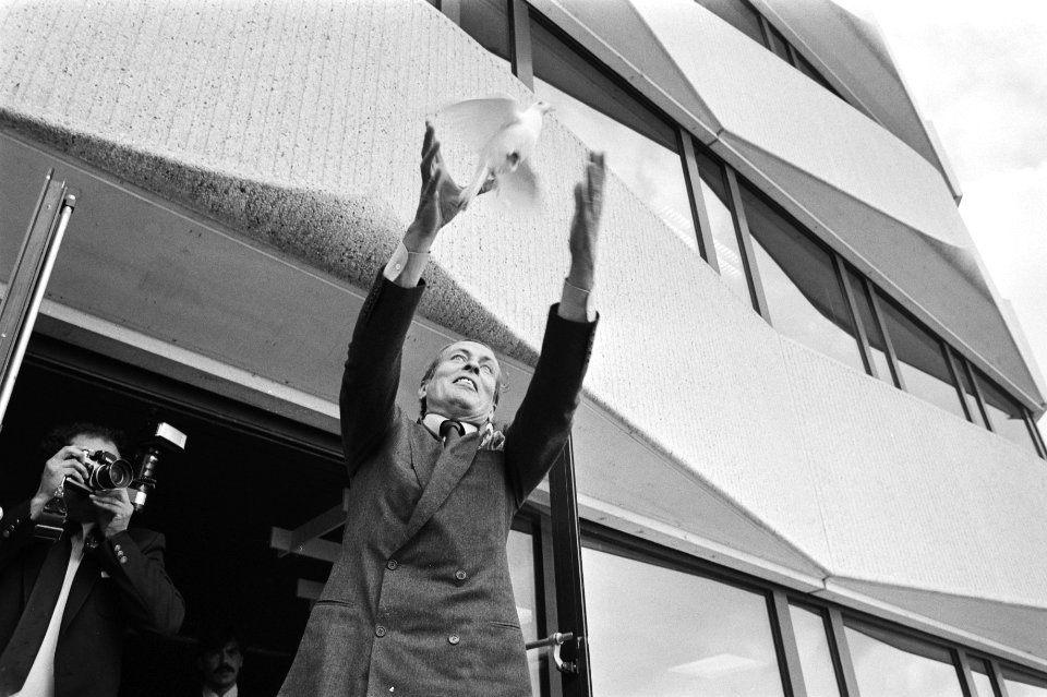 Prins Claus laat een duif los, Bestanddeelnr 931-7238