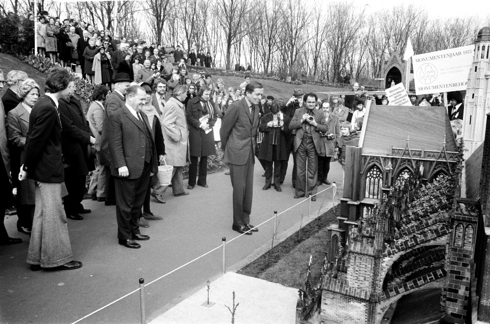 Prins Claus heropent Madurodam Den Haag Prins Claus bij model van de St Jan, Bestanddeelnr 927-8532