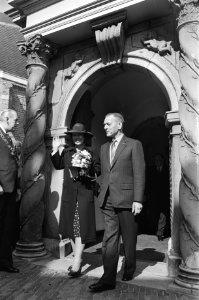 Prinses Beatrix en Prins Claus wonen in Leeuwarden herdenkingsbijeenkomst bij va, Bestanddeelnr 930-7668