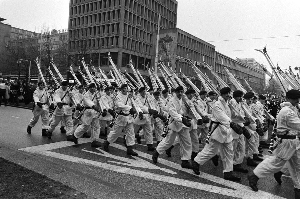 Prins Claus nam in Rotterdam het defile t.g.v. het 320-jarig bestaan het Korps M, Bestanddeelnr 933-5125