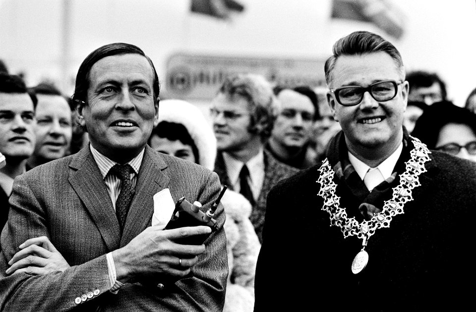 Prins Claus opent in Alkmaar de Huiswaarderbrug en slaat eerste paal in plan Hui, Bestanddeelnr 927-6530