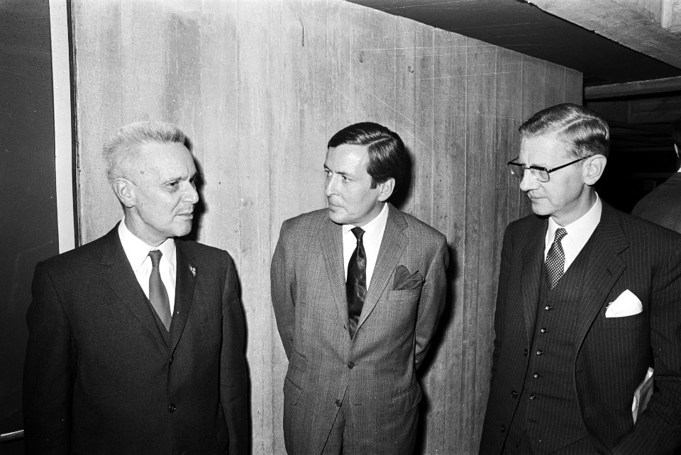 Prins Claus geinstalleerd als voorzitter Commissie Ontwikkelingsstrategie 1970-1, Bestanddeelnr 924-0615