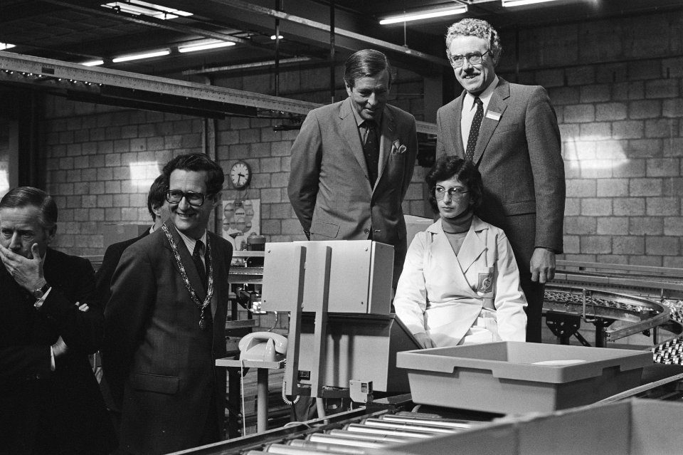 Prins Claus heeft officiele opening verricht van nieuwe Centrale Magazijn van Te, Bestanddeelnr 931-0713