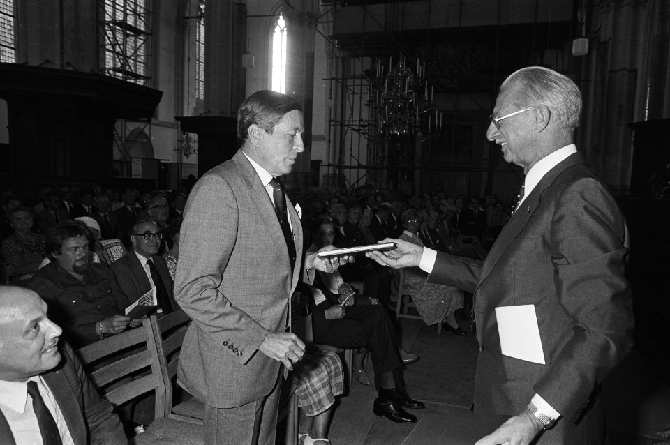 Prins Claus ontvangt in de Nieuwe Kerk te Amsterdam een boek bij de opening van , Bestanddeelnr 931-6599