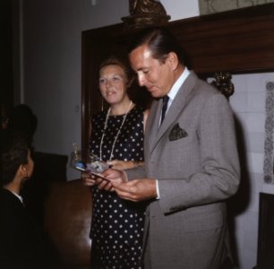 Prinses Beatrix en Prins Claus ontvangen 2 Surinaamse kinderen op Drakensteijn i, Bestanddeelnr 254-8562