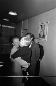 Prinses Beatrix en Prins Claus op Schiphol na hun reis naar Afrika zij werden ve, Bestanddeelnr 922-1065