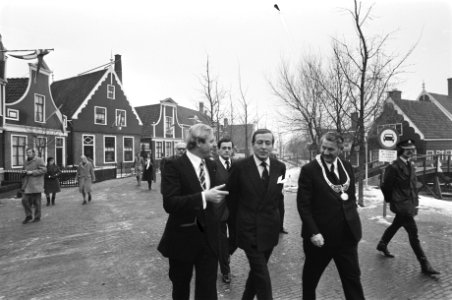 Prins Claus opent Zaans Uurwerkmuseum in Zaanstad Prins Claus op Zaanse Schans , Bestanddeelnr 928-3976