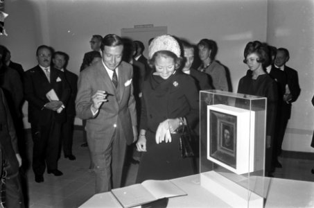 Prinses Beatrix en prins Claus op schilderijententoonstelling van Jeroen Bosch i, Bestanddeelnr 920-7111