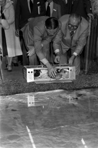 Prins Claus laat eenden in de vijver los rechts Savoa-voorzitter J. M. Klein Sp, Bestanddeelnr 931-8304